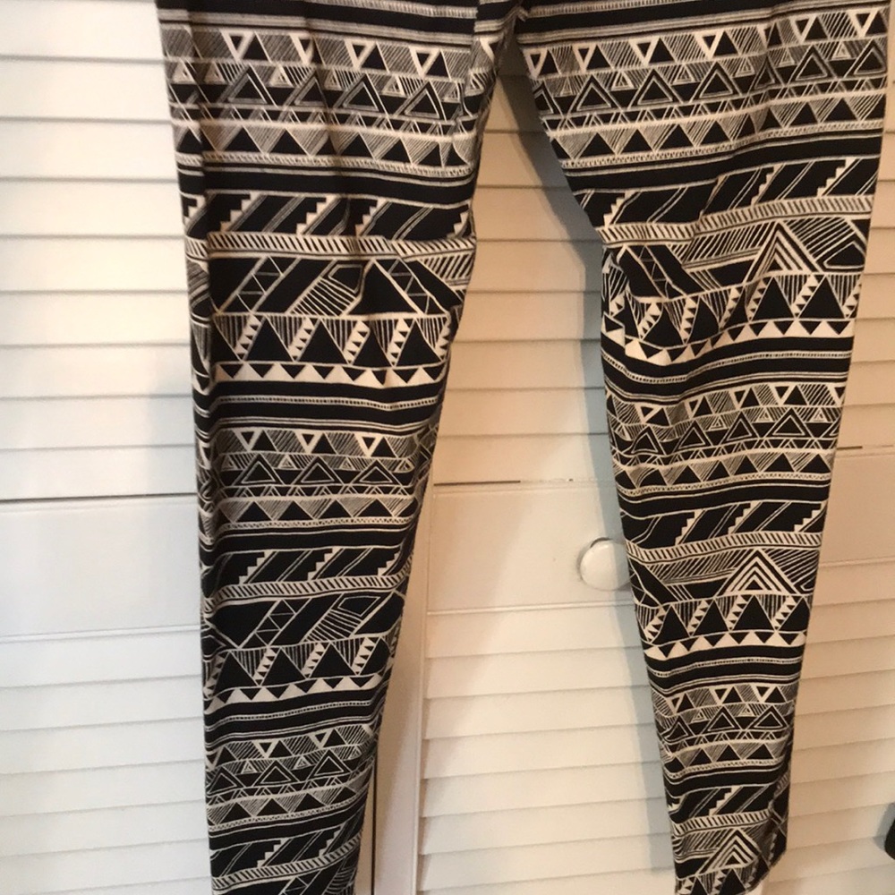 Victoria’s Secret Aztec Leggings - Picture 5 of 8